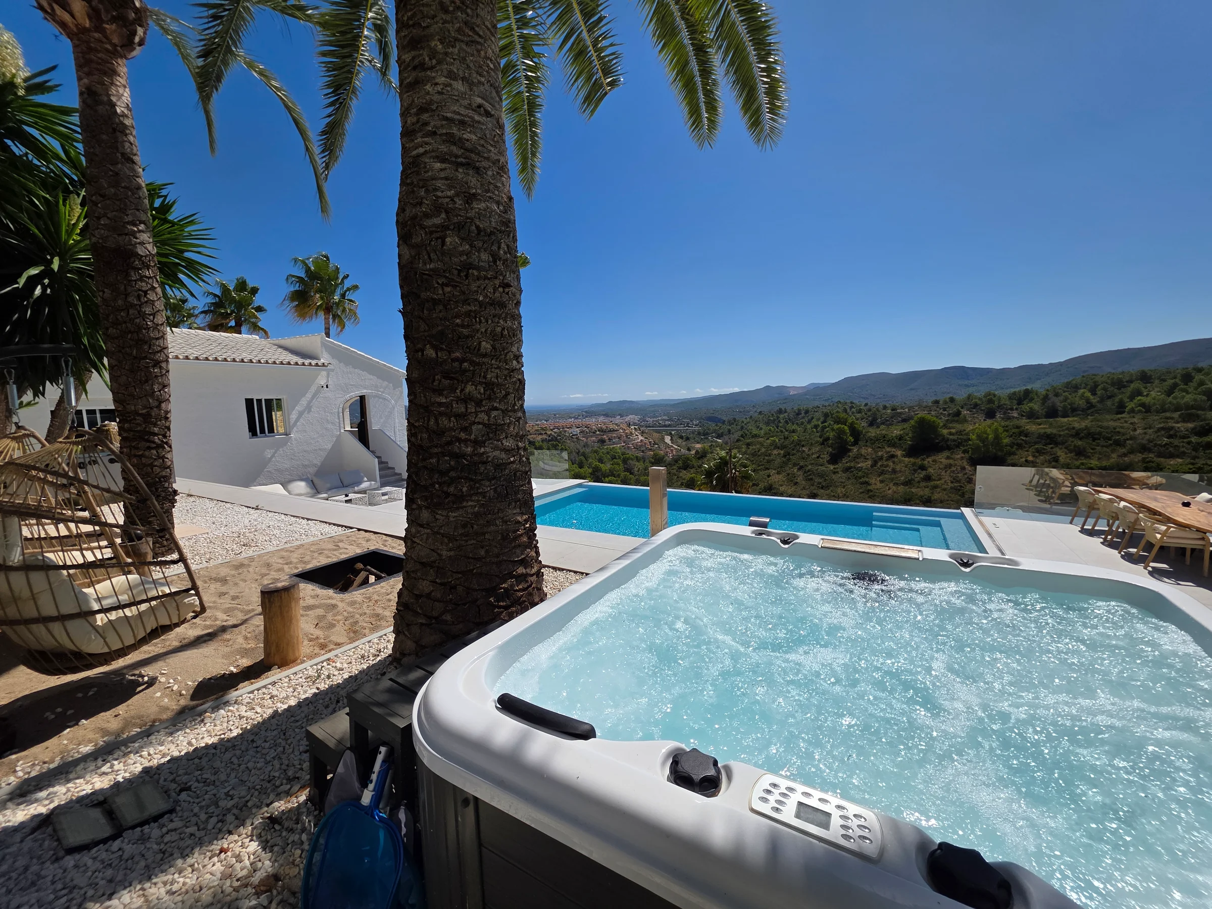 Whirlpool-Jacuzzi im Gartenbereich