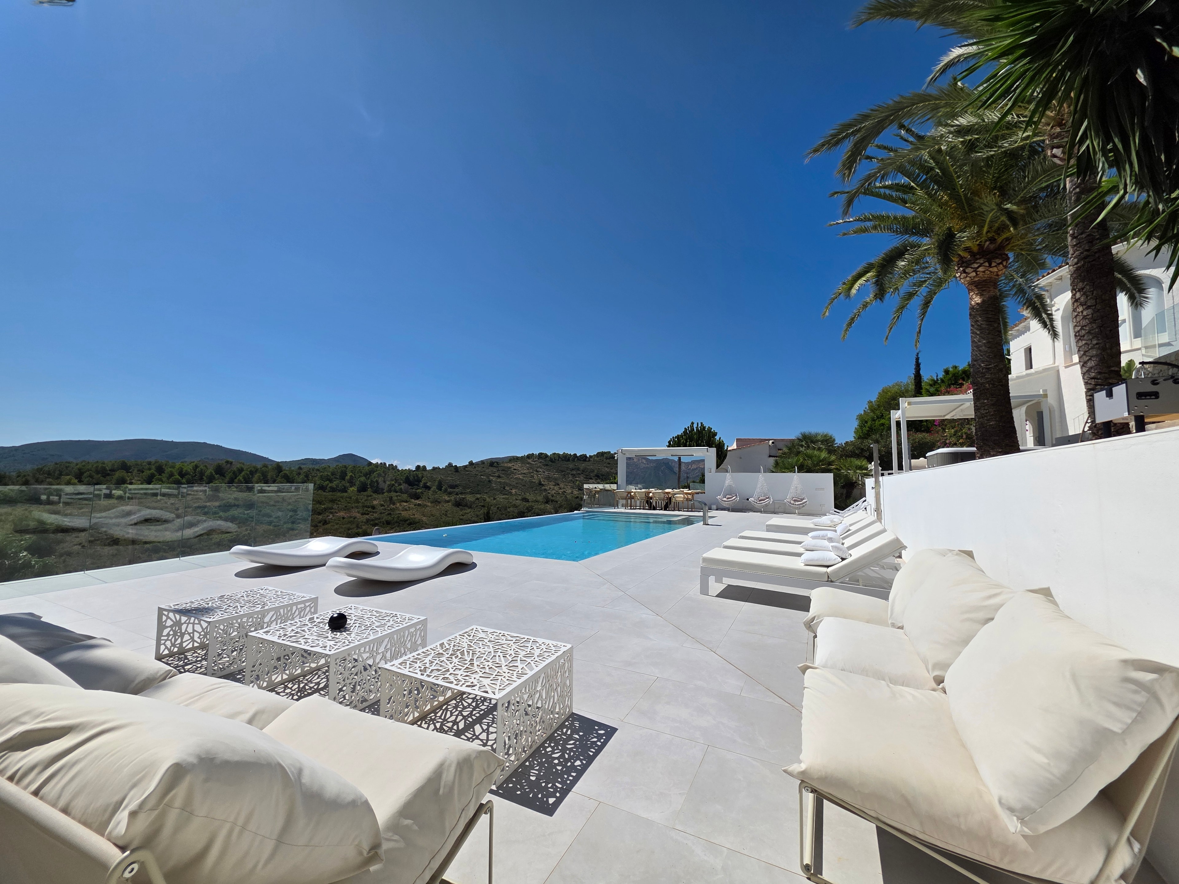 Villa Pura Vida Pool Lounge mit Bergblick