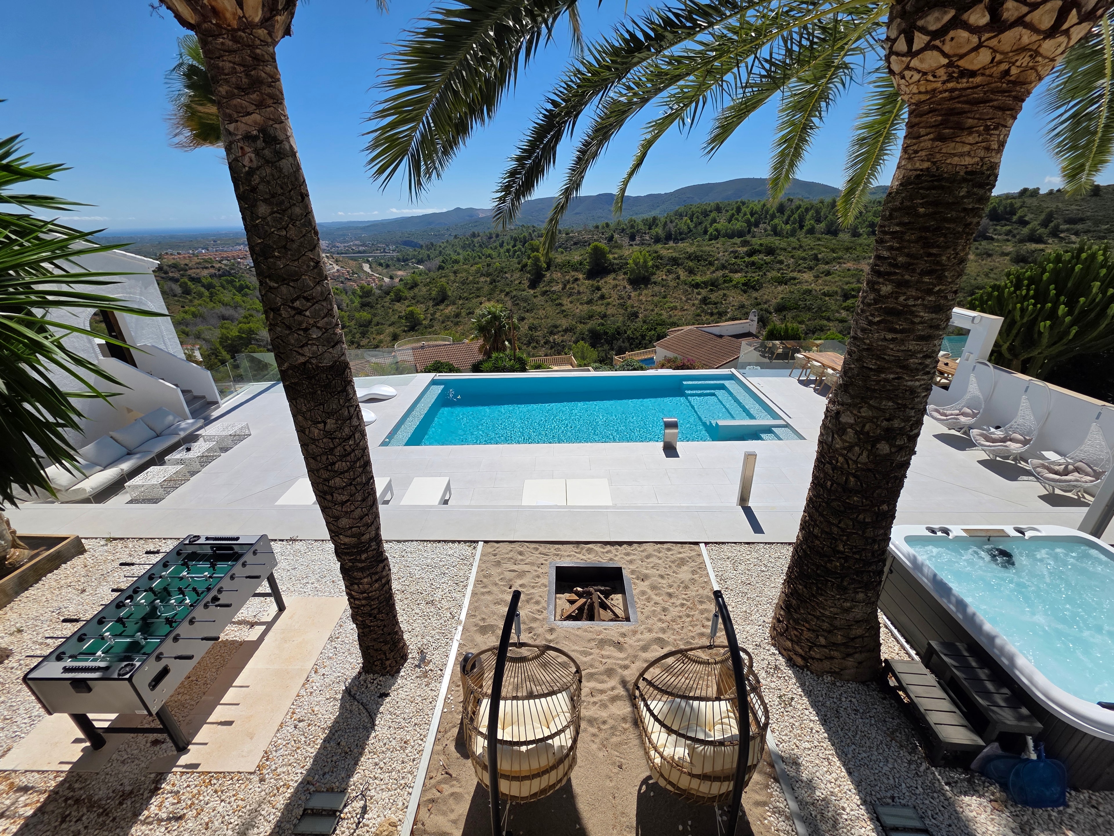 Villa Pura Vida Terrasse mit Pool und Palmen