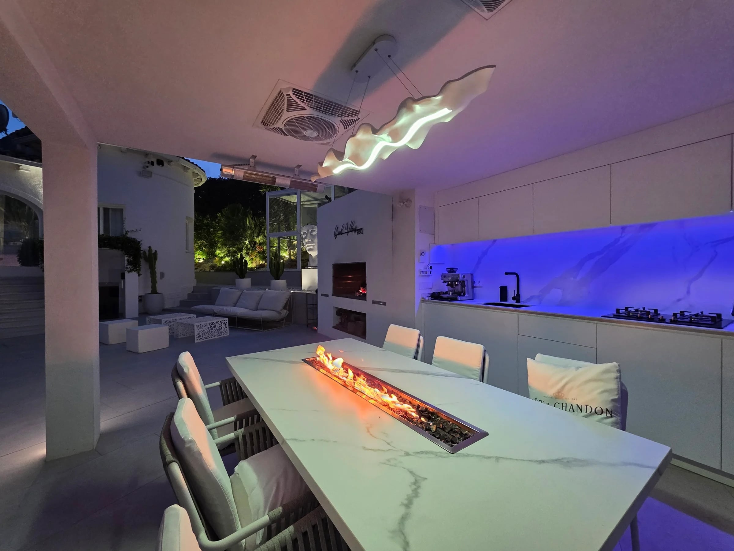 Outdoor Essbereich mit Feuerstelle